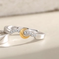 Detail eines silbernen Wellenrings mit goldenem Halbmond und Zirkonia-Verzierung - Sonne und Mond Zeuge - Damen