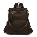 Vista frontale dello zaino marrone scuro in trama intrecciata con nappa e tasche - caffè