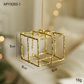 Gouden glitter kubus kerstornament met geometrisch draadframe en een gouden koord - Gouden geschenkdoos