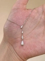 Collier élégant en Y argenté avec trois pendentifs en forme de goutte d'eau et pavé de pierres - Argenté