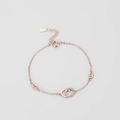 Vista macro de pulsera en oro rosa con diseño de doble C y circonitas blancas micro-pave - Color Oro Rosa (S-B341)