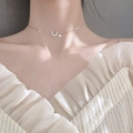 Élégant collier ras du cou lune et étoile en argent S925 porté par un mannequin - Collier Lune Étoile Argent