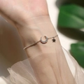 Elegantes Armband aus 925er Sterlingsilber mit glänzenden Mond- und Sternanhängern - Stern Mond Armband Silber
