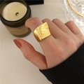 Minimalistischer breiter Goldring mit gehämmerter Lavatextur und unregelmäßigem Design - Einstellbar Offen / Gehämmerte matte Textur (Gold) / Gold