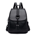 Schwarzer Lederrucksack für Damen mit Fransenanhänger und gewebtem Detail für Reisen - Schwarz