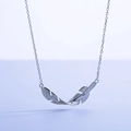Elegante collana con ciondolo a piuma in argento S925 e zirconi su sfondo blu - Argento