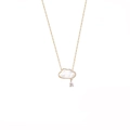 Dettaglio del ciondolo a nuvola in madreperla con placcatura oro e zircone a goccia - Catena Per Clavicola A Nuvola / Oro