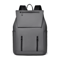 Dettaglio frontale dello zaino grigio impermeabile con tre zip e chiusura a patta - Grigio