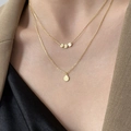 Dettaglio della collana Lucky a strati in oro con ciondolo Good Luck indossata da modella - Collana con Lettere a Doppio Strato / Oro