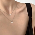 Collana a doppio strato in argento S925 con ciondolo Good Luck indossata da modella - Collana con Lettere a Doppio Strato / Argento (Placcato Platino)
