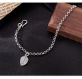 Nahaufnahme einer Vintage S925 Silber Blätterkette mit einem praktischen S-Haken Verschluss - Vintage Blatt Armband