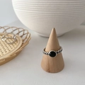Dettaglio anello in argento S925 con pietra nera su espositore in legno naturale - Aperto Regolabile / Stile Intrecciato Con Gemma Rotonda Nera (S-R868)