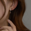Elegante S925 zilveren vierkante oorbellen set met zirkonia op een vrouwelijk model - Platina Kubus Stud / Zilver