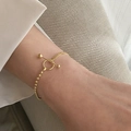 Détail d'un bracelet doré en argent S925 à chaînes épissées avec fermoir à bascule OT - Doré