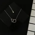 Dettaglio della collana in argento S925 con elementi geometrici di triangolo e cerchio - Collana con ciondolo geometrico / Argento
