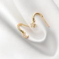 Elegante S925 Silber Stern und Mond Ohrringe mit Zirkonia auf weißer Seide - Gold Asymmetrische Stern Mond Ohrringe