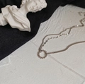 Detailopname van de S925 zilveren gelaagde ketting met ronde hanger op stenen basis - Cirkelhanger