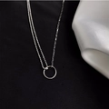 Detalle del collar de plata S925 con cadena asimétrica y colgante circular minimalista - Collar de Cadena AB