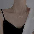 Dettaglio ravvicinato della collana ondulata in argento sterling S925 con pietre di zircone - Stile a Onda / Platino
