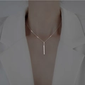 Collana minimalista in argento con pendente a barra e zirconi indossata da una modella - Argento