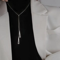 Collar en Y geométrico minimalista de plata con colgantes triangulares en atuendo elegante - Estilo Deslizante Geométrico