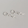 Elegante Schlangenohrringe aus S925 Sterlingsilber mit feiner Schuppentextur - Platin Schlange Creolen