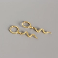Elegante goldene Schlangenohrringe mit detaillierter Schuppentextur im Minimal-Stil - Gold Schlange Creolen