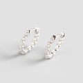 Detail van S925 zilveren oorringen met gedraaide textuur en zirkonia stenen bezet - Zirconia Oorknopje Platina