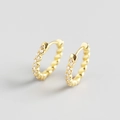 Detail van gouden gedraaide oorringen met micro-pave witte zirkonia steentjes - Zirconia Oorknopje Geelgoud