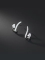 Detailansicht der silbernen geschwungenen Ohrstecker mit funkelnden Zirkonia-Steinen - Silberner gebogener Diamant-Stil