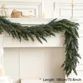 Ghirlanda natalizia artificiale verde scuro da 180cm decorata su un camino bianco - Rattan da 1.8m
