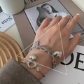 Nahaufnahme eines silbernen Vintage-Mehrschicht-Armbands mit Herzanhängern und Gravur - Großes Herz Tag Armband