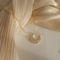 Dettaglio della collana a doppio strato dorata con luna in zircone e madreperla - Collana Luna di Conchiglia-Oro