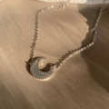 Collana con luna in argento sterling, zirconi e inserto in conchiglia su tessuto beige - Collana Luna di Conchiglia-Argento