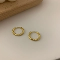 Classici orecchini a cerchio intrecciati dorati in argento 925 su sfondo minimalista - Cerchio Piccolo Tondo Intrecciato / Oro