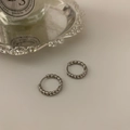 Eleganti orecchini a cerchio in argento sterling 925 con design a corda ritorta su fondo bianco - Cerchio Piccolo Tondo Intrecciato / Argento