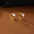 Minimalistische S925 zilveren goud hart zirkoon oorringen op bruin leren achtergrond - Hart Zirconia Huggie / Goud