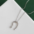 Collana a ferro di cavallo in argento minimalista con ciondolo a U strutturato per donna - Argento