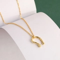 Collana minimalista con ciondolo a ferro di cavallo dorato e design a U strutturato - Oro