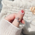 Dettaglio anello regolabile in argento con lettera B e brillante zircone cubico - Lettera B