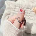 Dettaglio dell'anello regolabile in argento con lettera C di cristallo e pietra rotonda - Lettera C