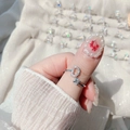 Dettaglio dell'anello regolabile in argento con lettera D e diamante brillante al dito - Lettera D