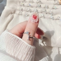 Detail showing the adjustable opening of a silver letter I ring with white zircon - Letter I