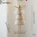 Beige kralen kerstboom hanger met gouden pailletten en een gouden satijnen lint - Kerstboom