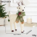 Weiße Weihnachtsrentier-Figur mit grünem Schal und Zapfen als Tischdekoration - Elch