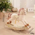 Cheval à bascule de Noël en peluche avec paillettes or champagne et pompons, 34 cm - Cheval à Bascule