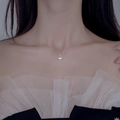Dettaglio del pendente a goccia in zirconia su catena in argento S925 indossato da modella - Collana di Zirconi a Goccia d'Acqua