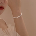 Detail eines doppellagigen S925 Silberarmbands mit kleinen Perlen und Kristallen - Doppelschichtiges Reiskorn-Sternenhimmel-Armband