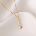 Collier élégant doré avec pendentif goutte en zircon pour femme sur soie blanche - Or
