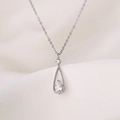 Collier goutte d'argent élégant avec zircon taille poire sur fond de soie - Or Blanc